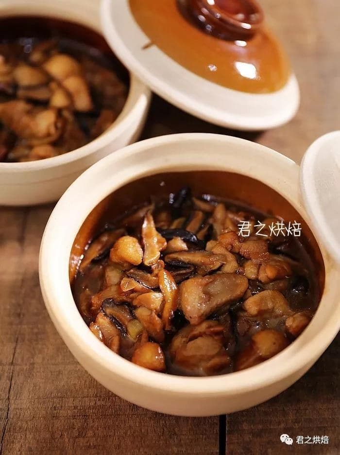 Steamed chicken and sliced shiitake in two ceramic bowls; original photograph credited to 君之.