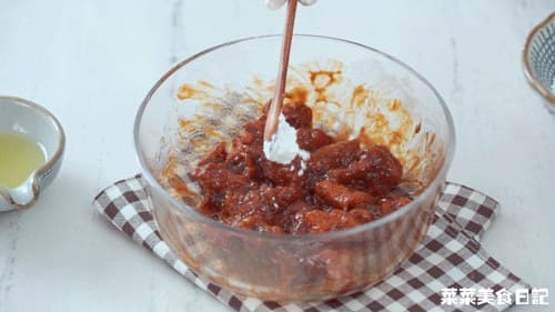 Cornstarch added to the marinated beef. The source marinade also includes egg white and baking soda, omitted in this adaptation.