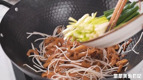Yellow chives and scallion greens added after the noodles have taken on soy-sauce color.