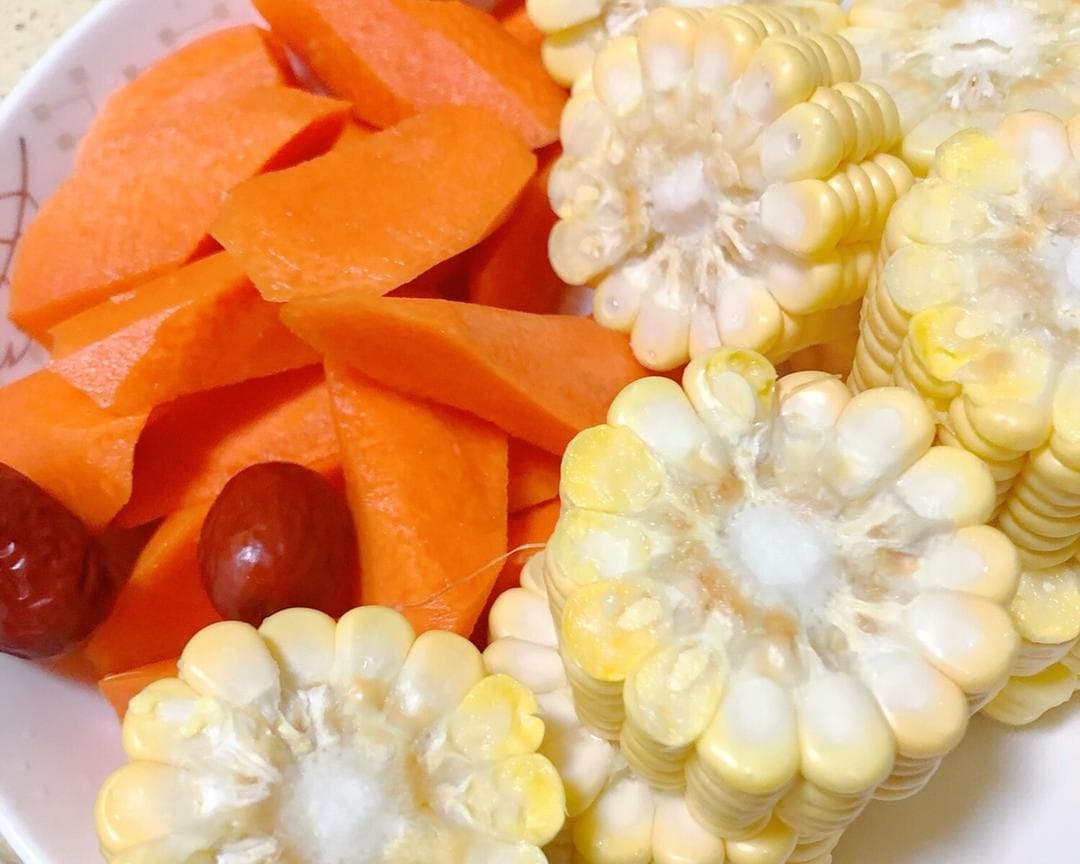 Corn rounds, carrot chunks and red dates prepared for the second stage of the soup.